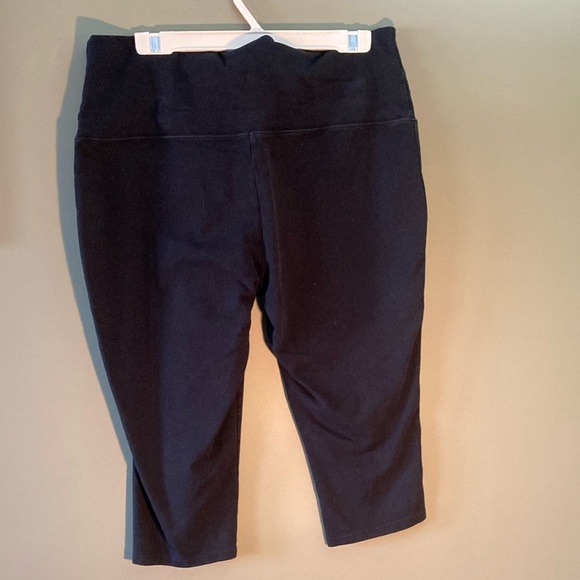 Thyme Maternity Black Capri Pants with Stretchy Waistband - Picture 5 of 10